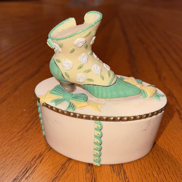Vintage Willow Hall Victorian shoe trinket box - Picture 6 of 7